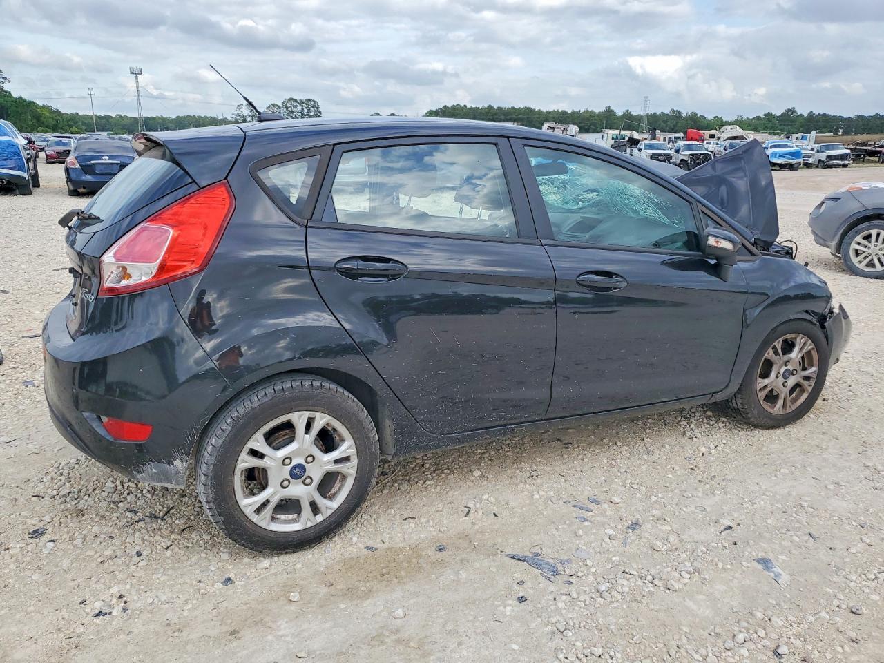 2015 Ford Fiesta Se - Image 3