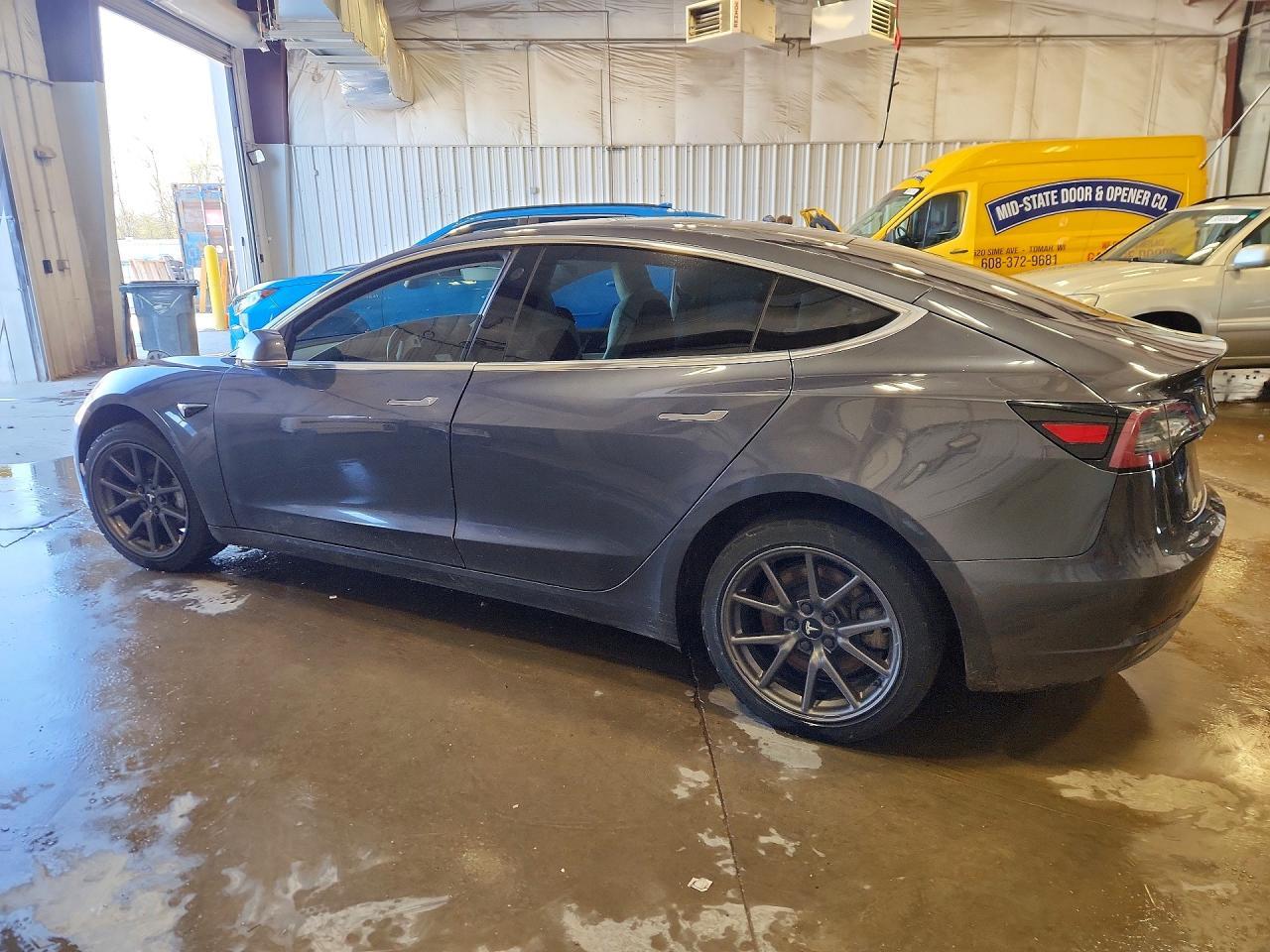 2018 Tesla Model 3 - Фото 2