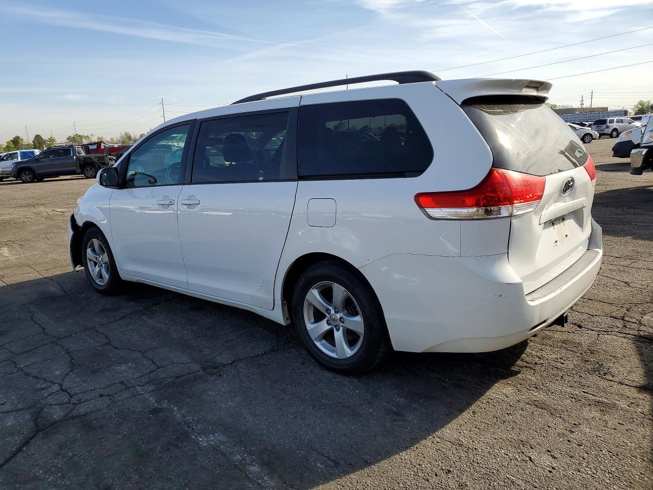 2014 Toyota Sienna Le - Фото 2