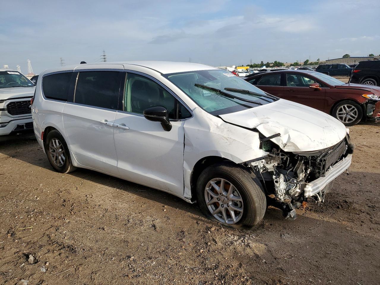 2024 Chrysler Pacifica Touring L - Image 4