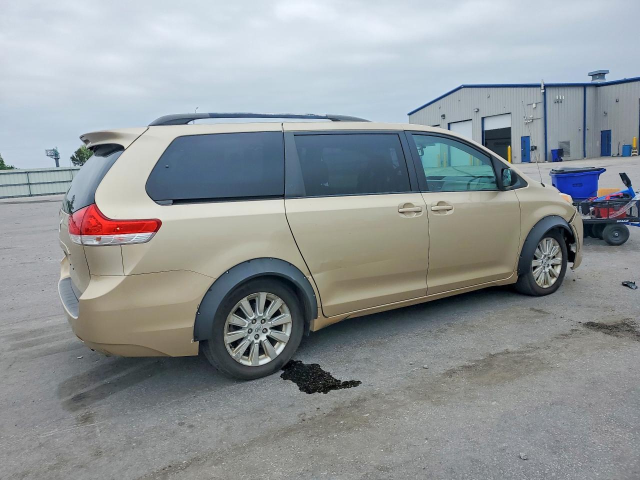 2011 Toyota Sienna Le 7-Passenger - Фото 3