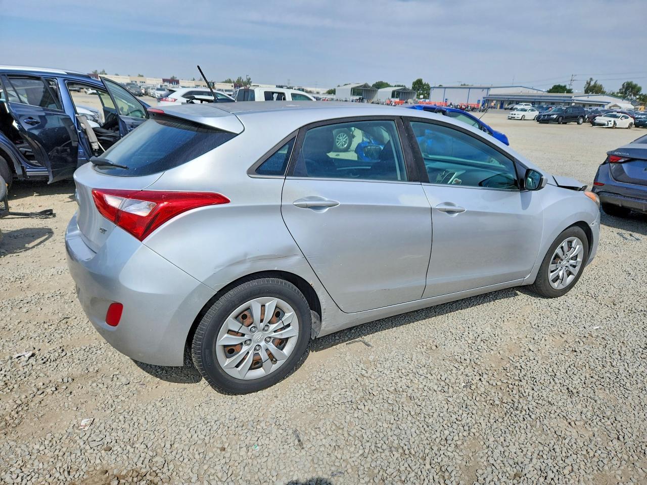 2017 Hyundai Elantra Gt Base - Image 3
