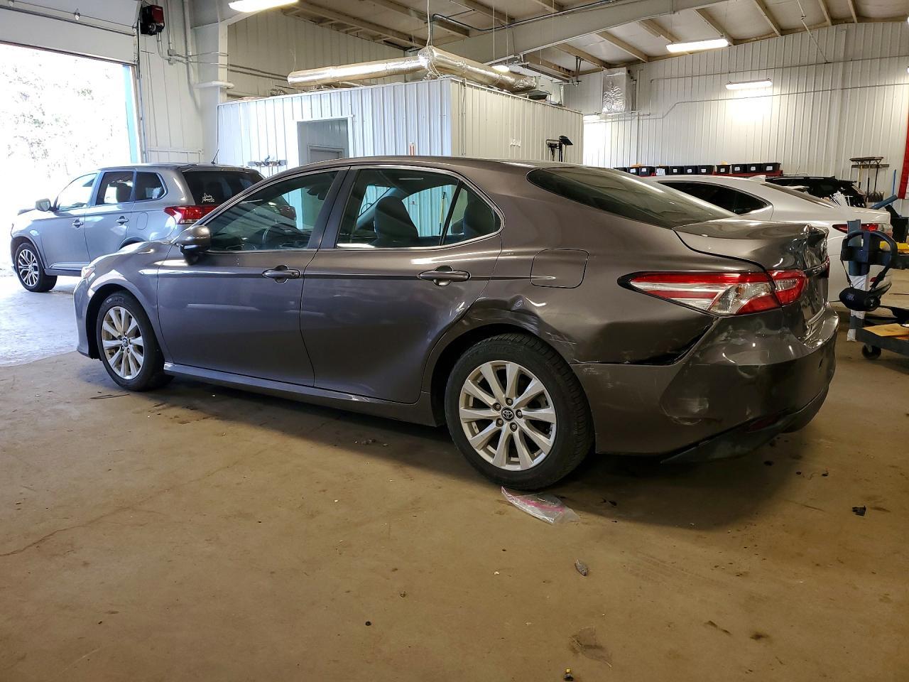 2018 Toyota Camry Le - Фото 2