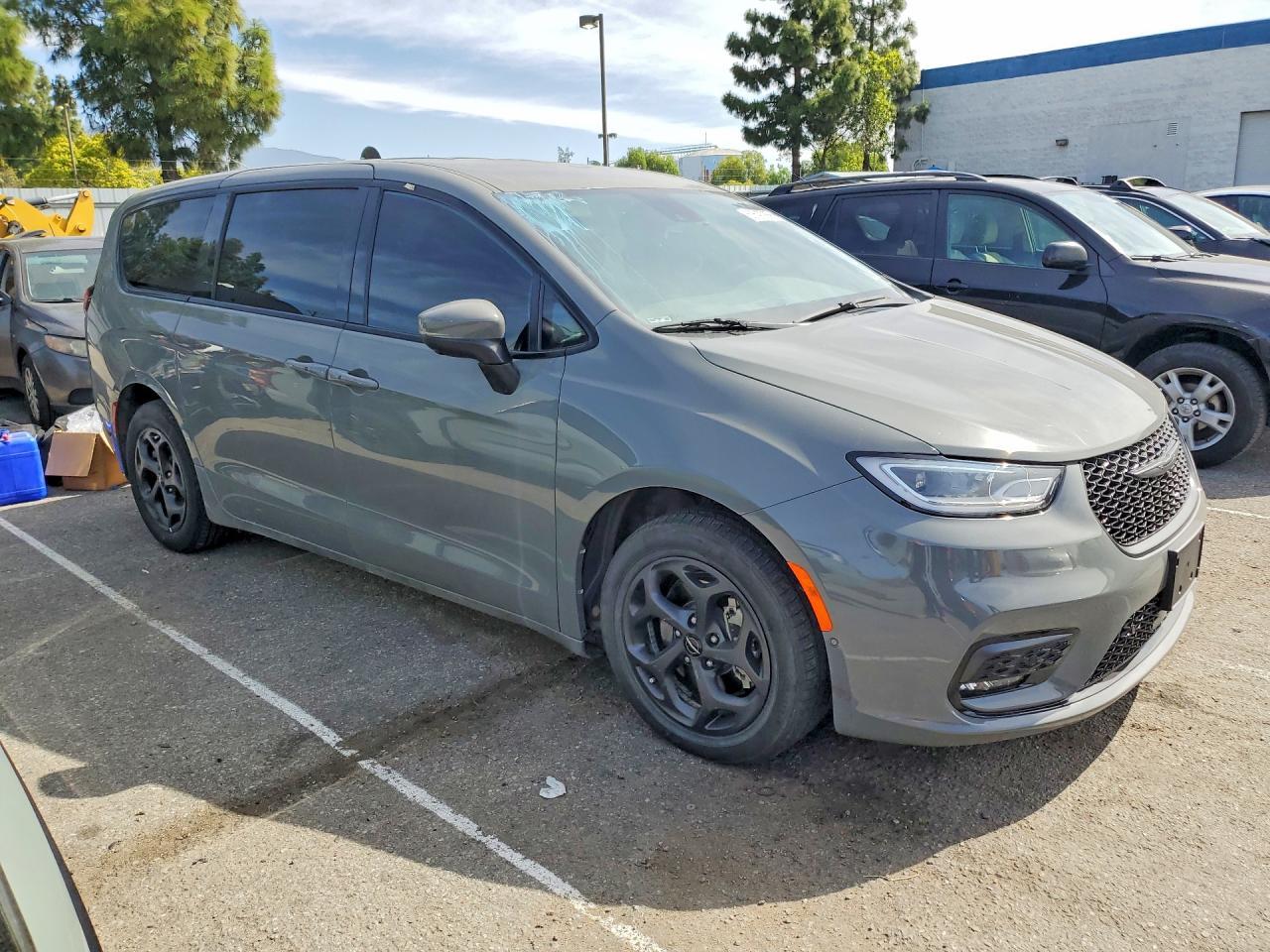 2023 Chrysler Pacifica Hybrid Touring L - Image 4
