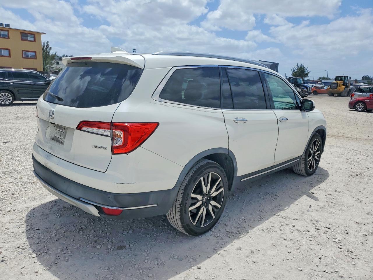 2019 Honda Pilot Touring - Image 3