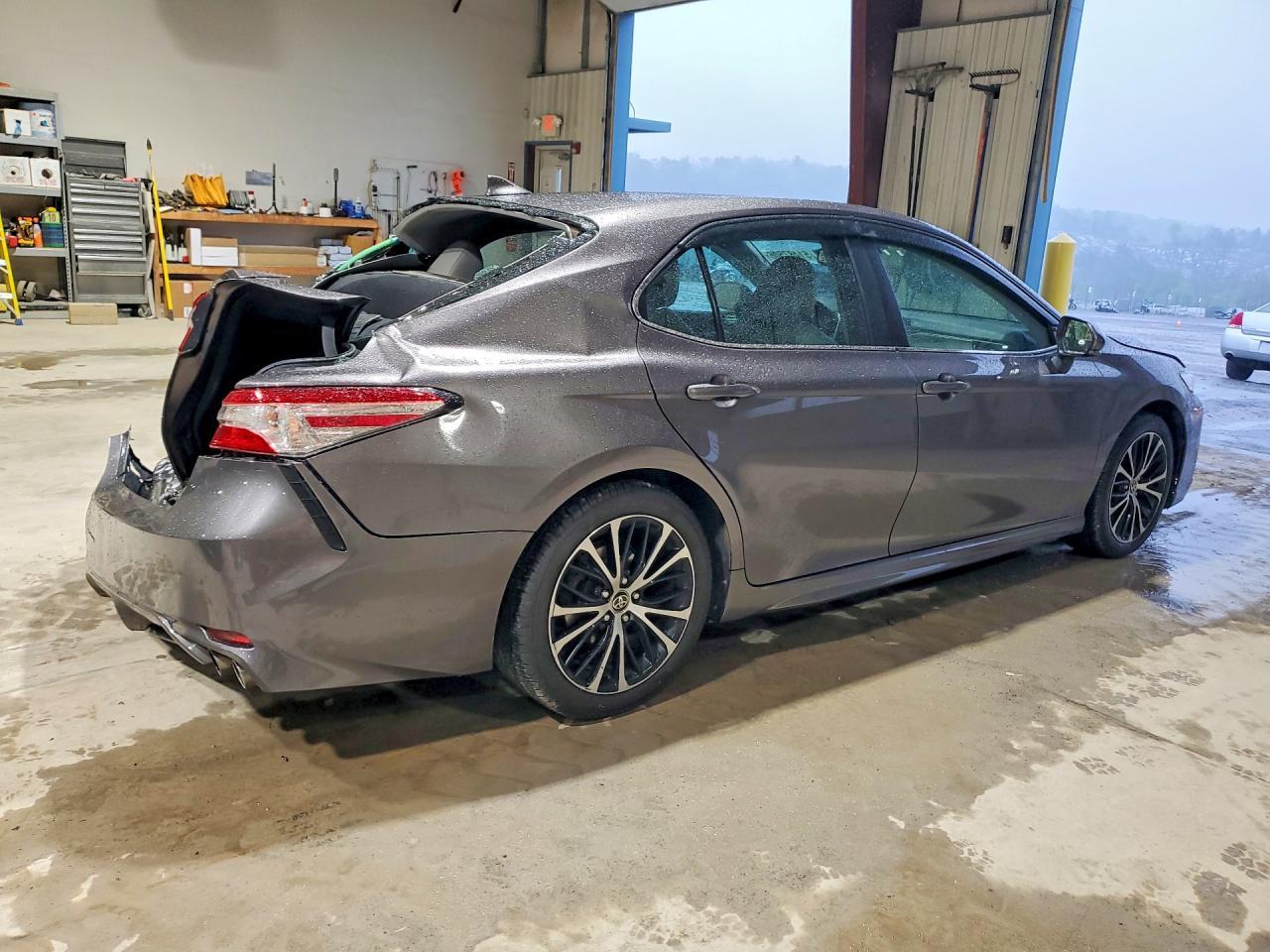2020 Toyota Camry Se - Фото 3