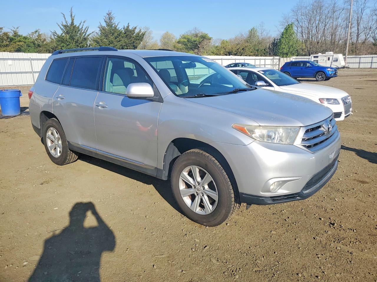 2013 Toyota Highlander Plus - Image 4
