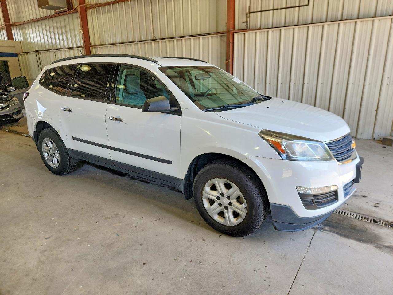 2017 Chevrolet Traverse Ls - Фото 4