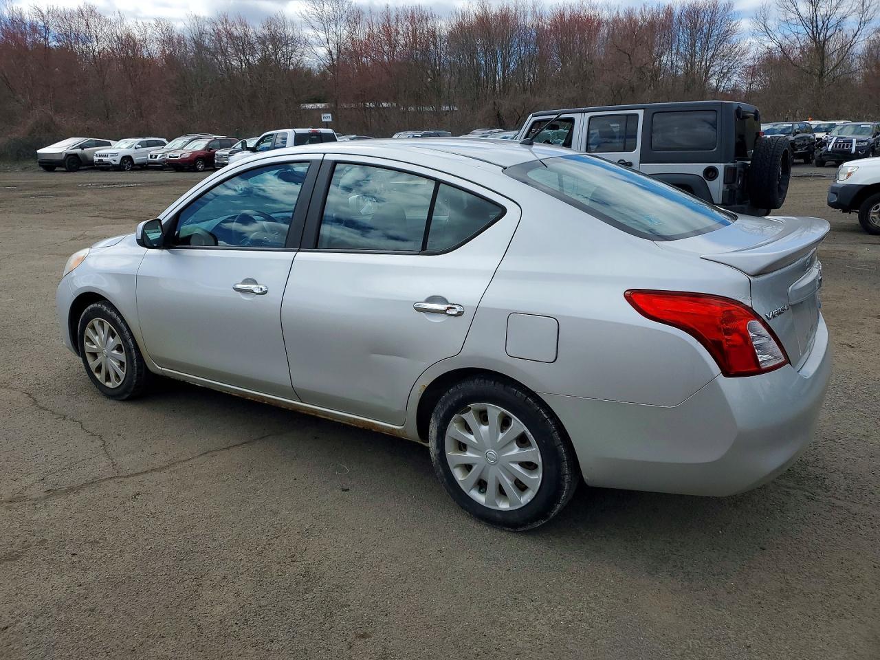 2013 Nissan Versa 1.6 S - Image 2