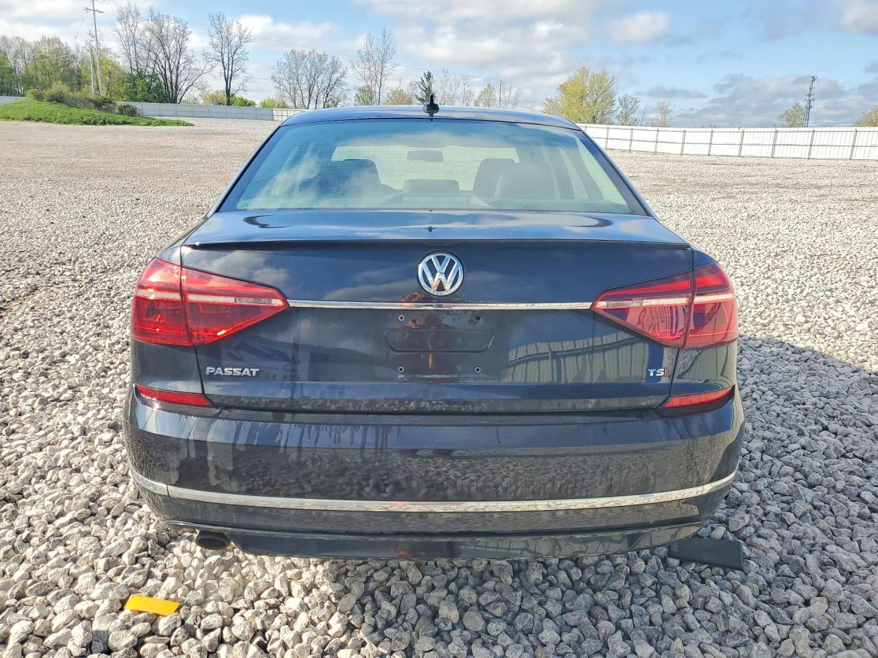 2017 Volkswagen Passat R-Line - Фото 6
