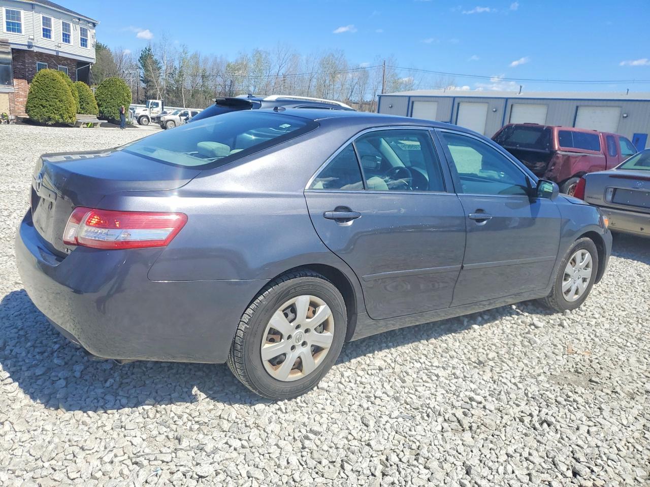 2010 Toyota Camry Le - Image 3
