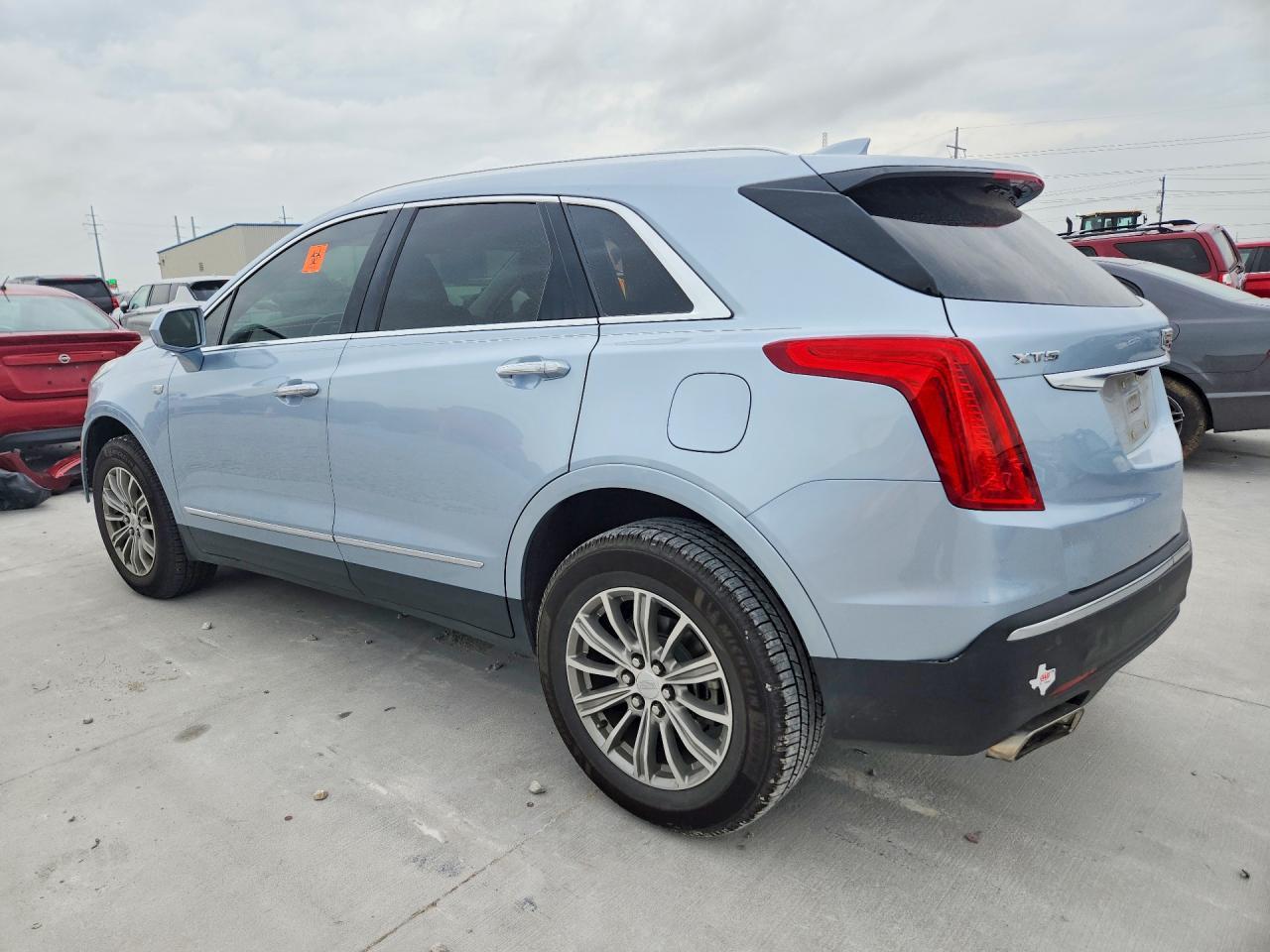 2017 Cadillac Xt5 Luxury - Image 2