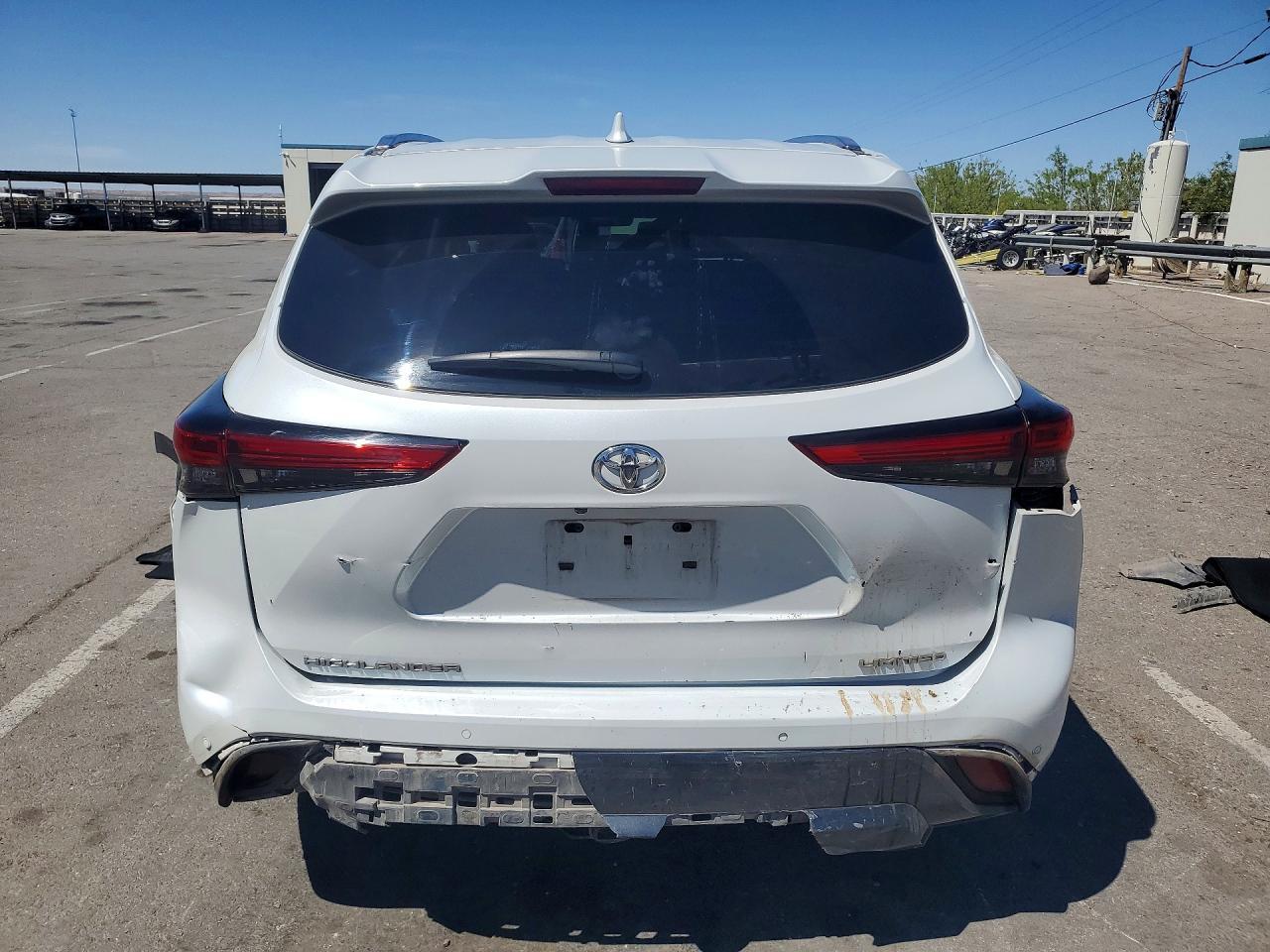 2022 Toyota Highlander - Image 6