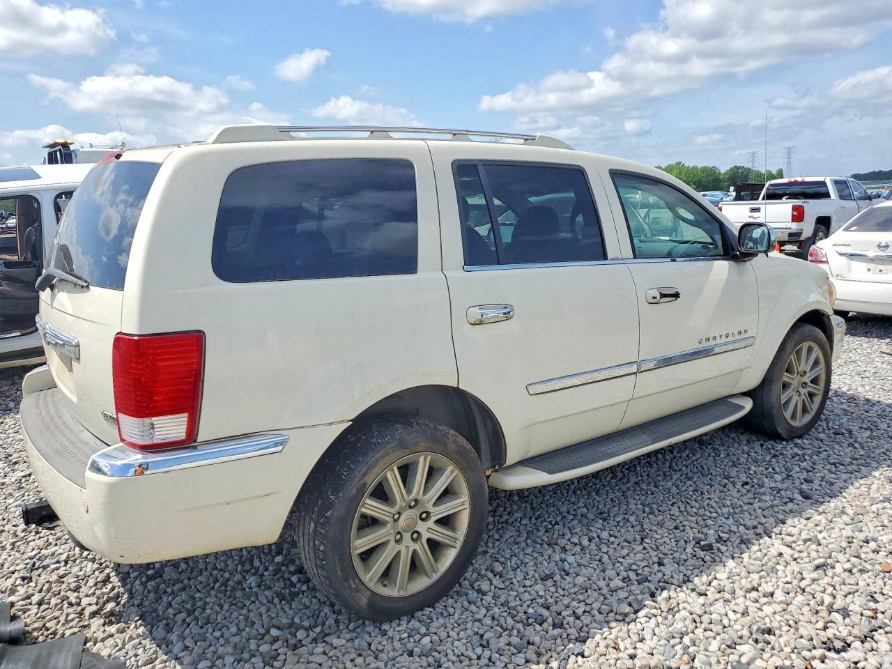 2008 Chrysler Aspen - Image 3