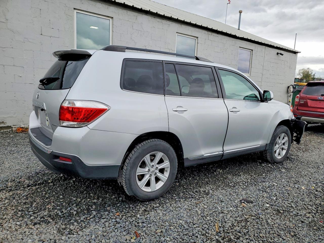 2013 Toyota Highlander Plus - Фото 3