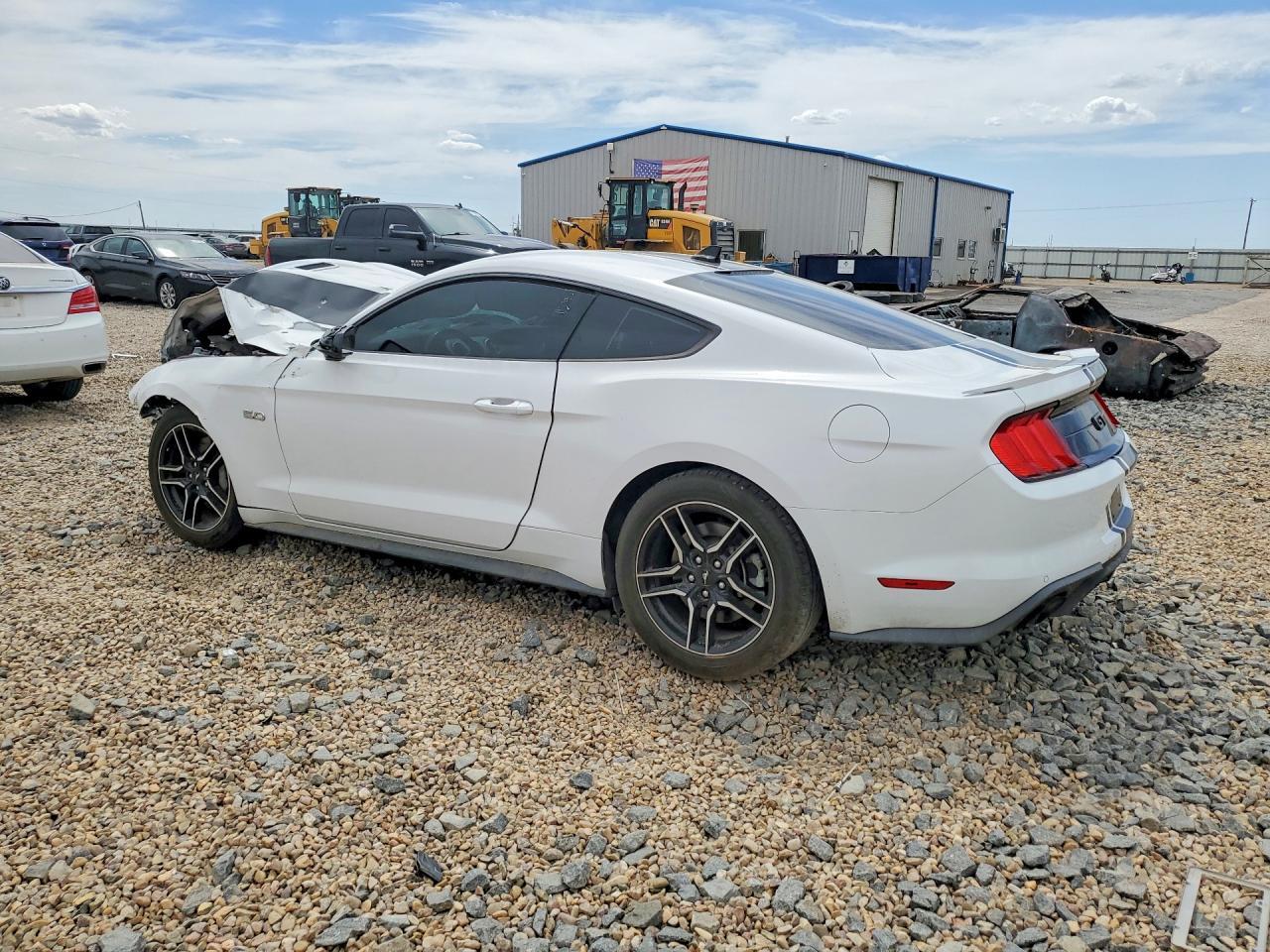 2021 Ford Mustang Gt - Фото 2