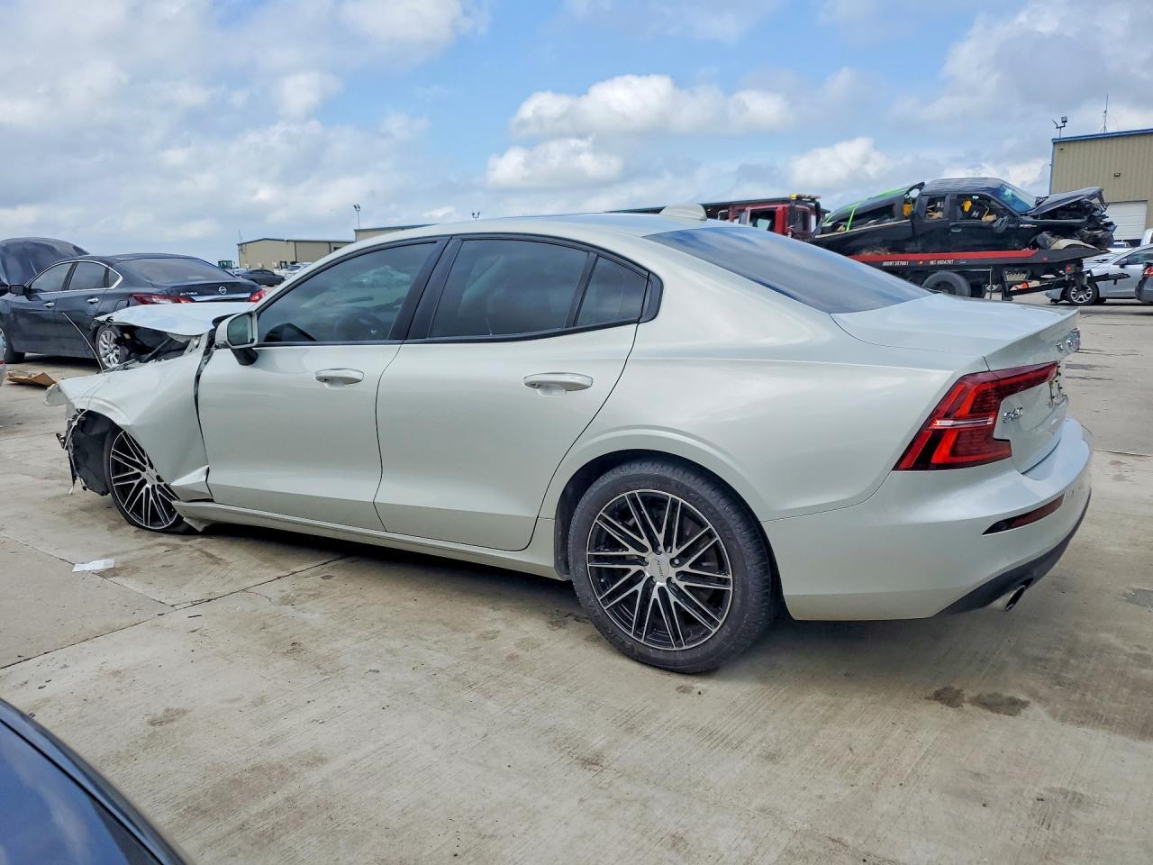 2019 Volvo S60 T6 Momentum - Фото 2