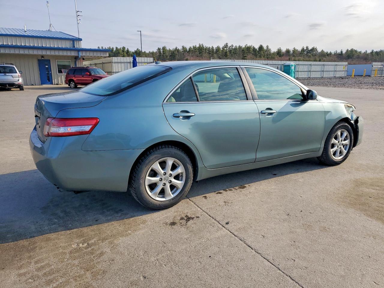 2010 Toyota Camry Le - Image 3