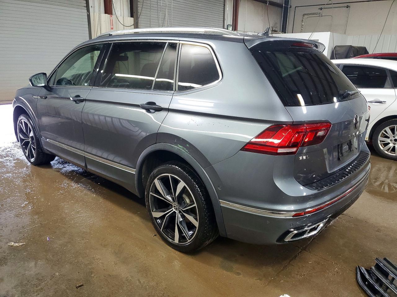 2022 Volkswagen Tiguan Sel R-Line - Image 2