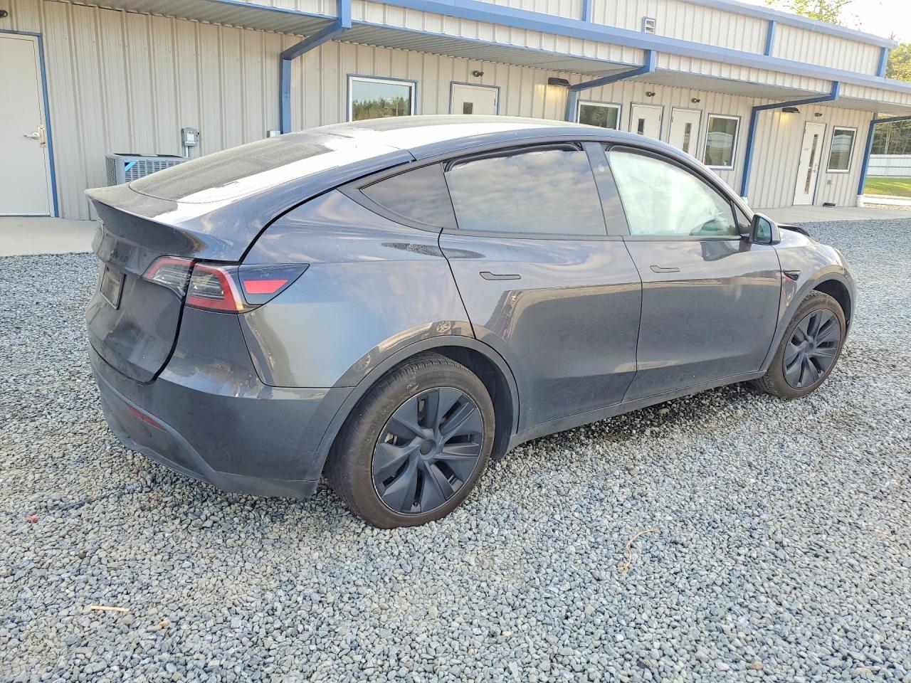 2025 Tesla Model Y - Фото 3