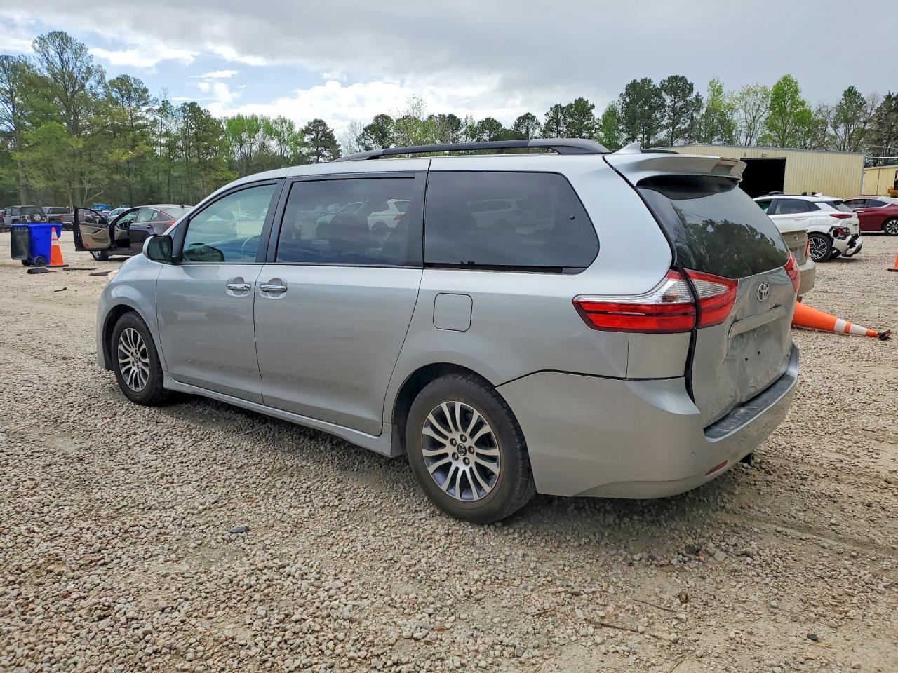 2019 Toyota Sienna Xle 8-Passenger - Image 2