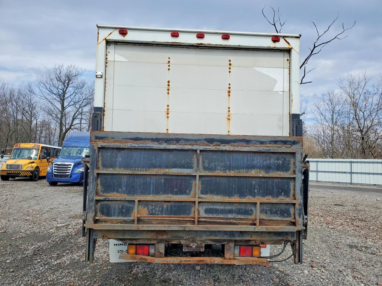2009 Isuzu Npr Delivery Truck - Image 6