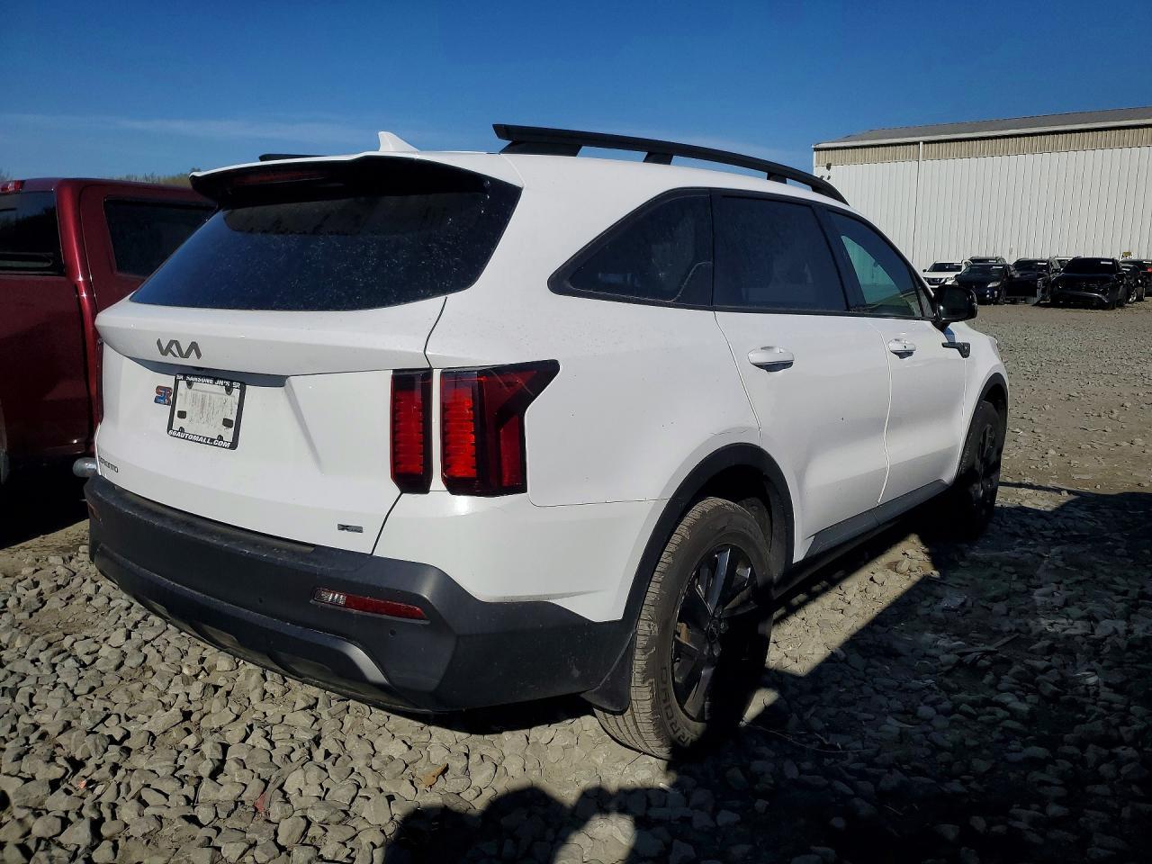 2023 Kia Sorento X-Line S - Image 3