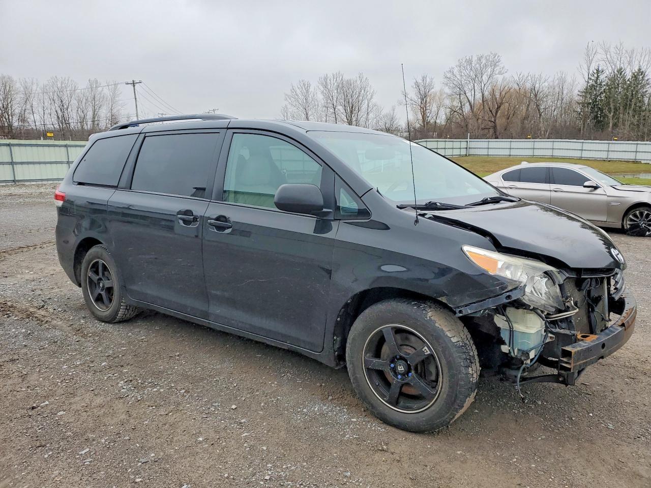 2013 Toyota Sienna Xle 8-Passenger - Image 4