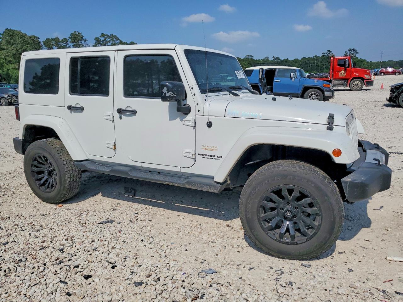 2015 Jeep Wrangler Unlimited Sahara - Image 4