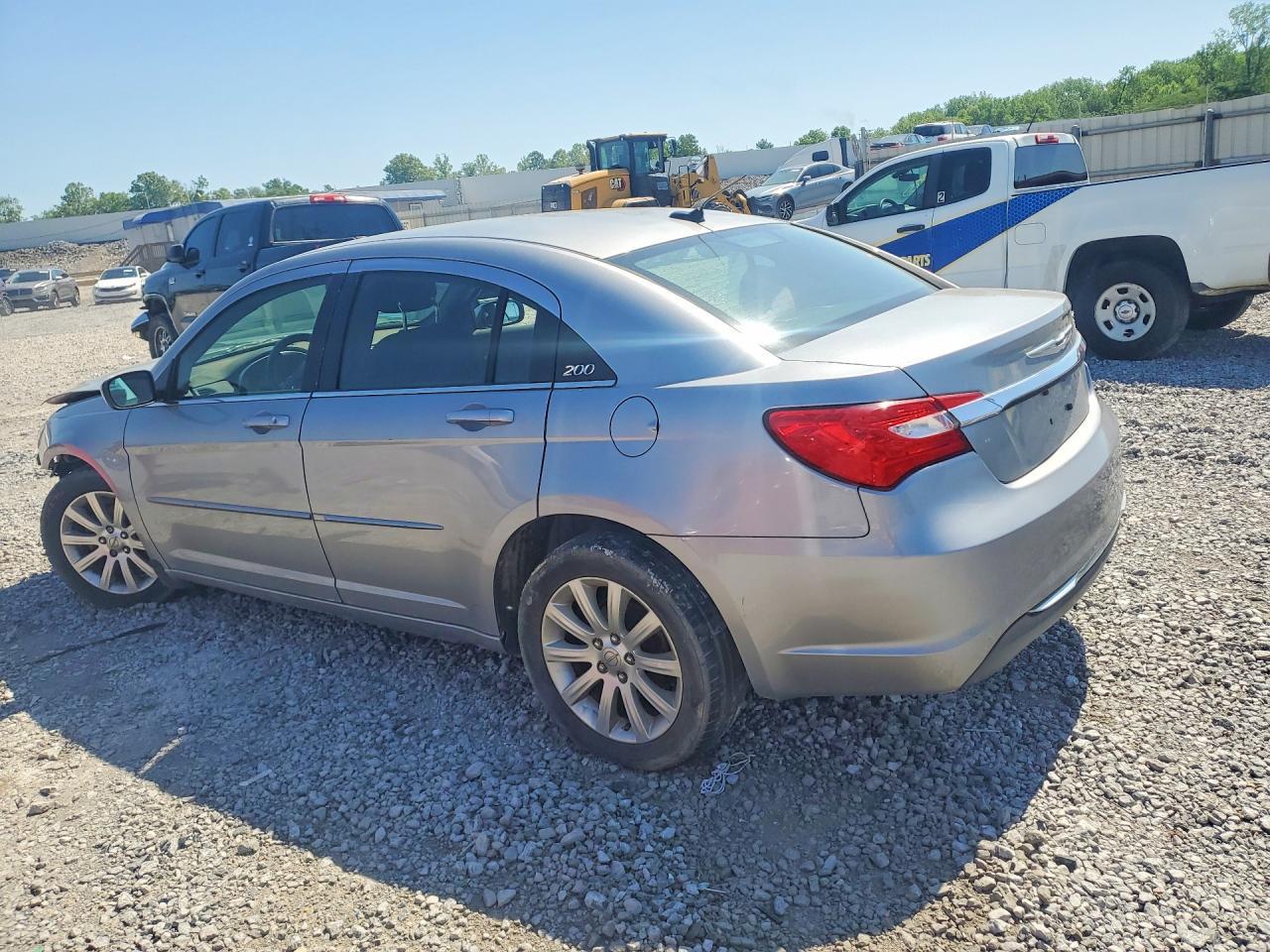 2013 Chrysler 200 Touring - Фото 2