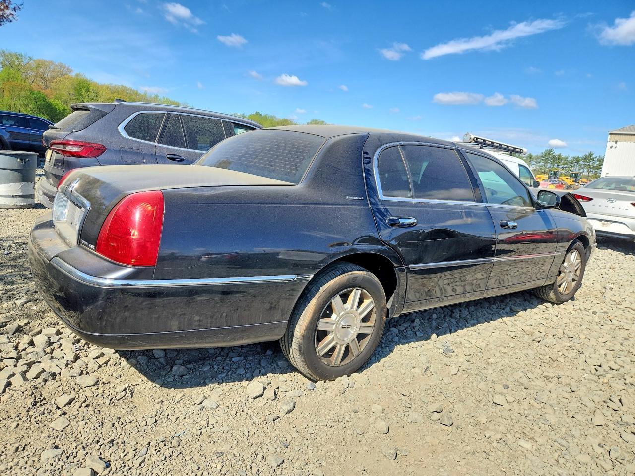 2011 Lincoln Town Car Executive L - Фото 3