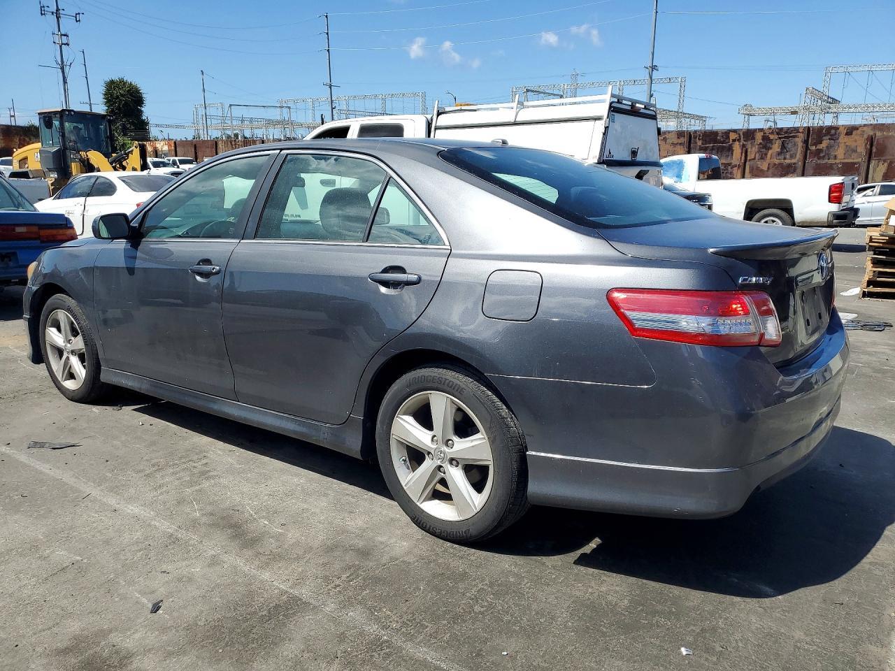2011 Toyota Camry Se - Фото 2