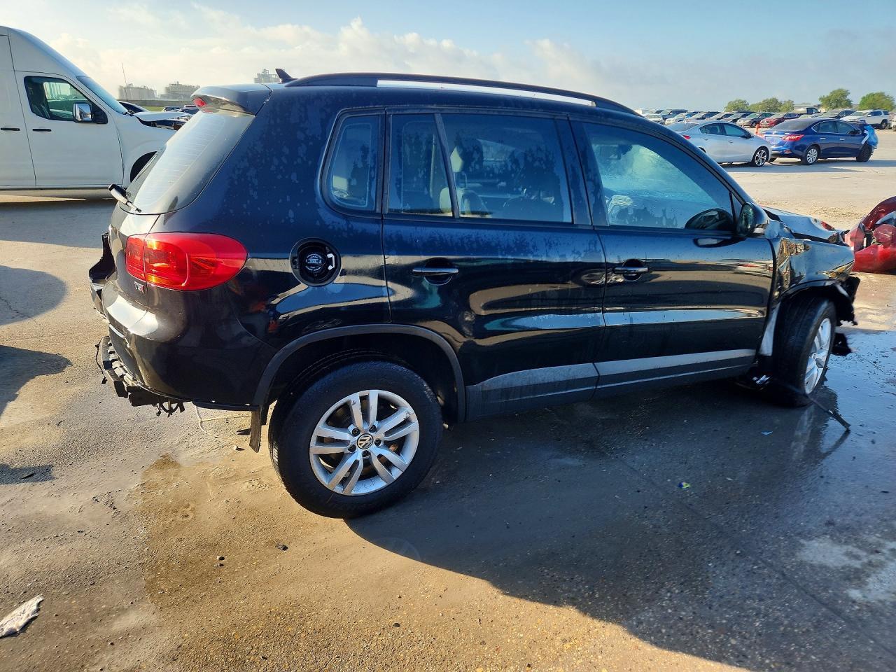 2017 Volkswagen Tiguan S - Фото 3