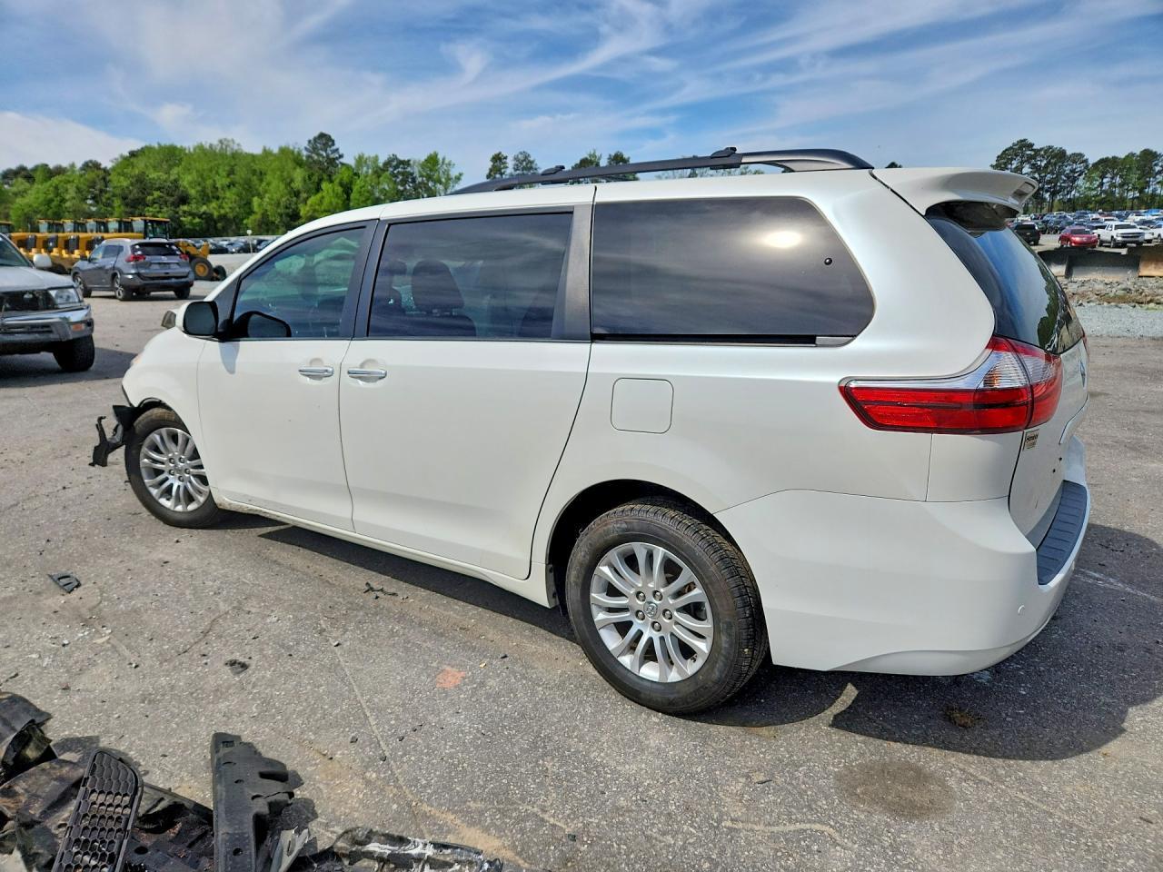 2015 Toyota Sienna Xle Premium 8-Passenger - Image 2