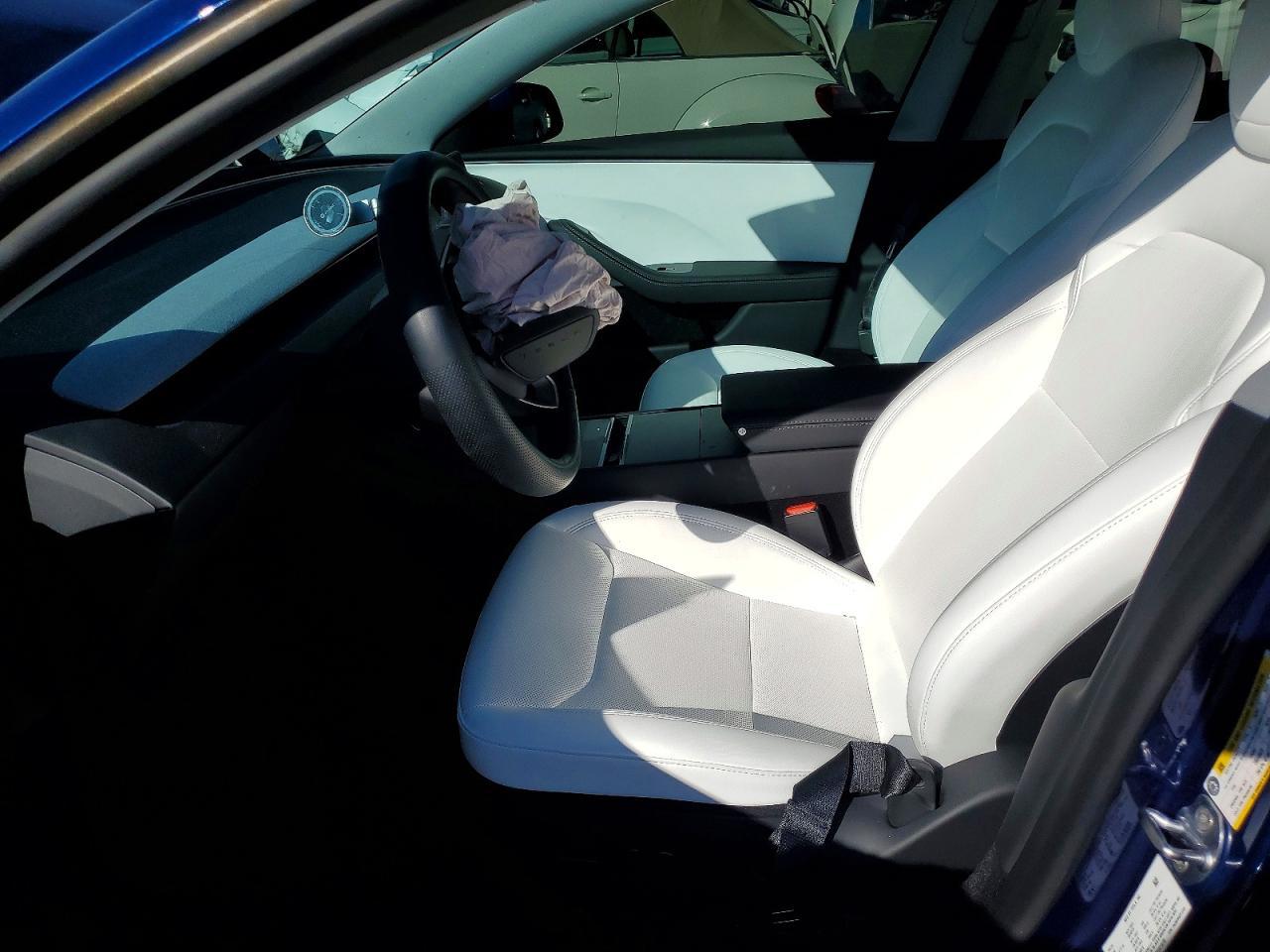 2025 Tesla Model 3 - Image 7