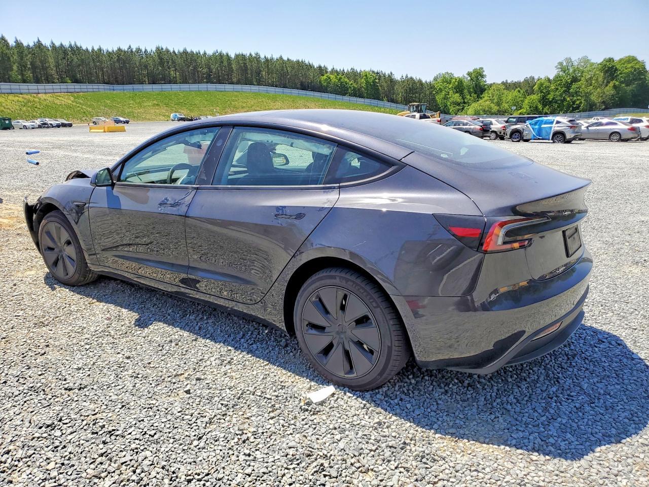 2025 Tesla Model 3 - Фото 2