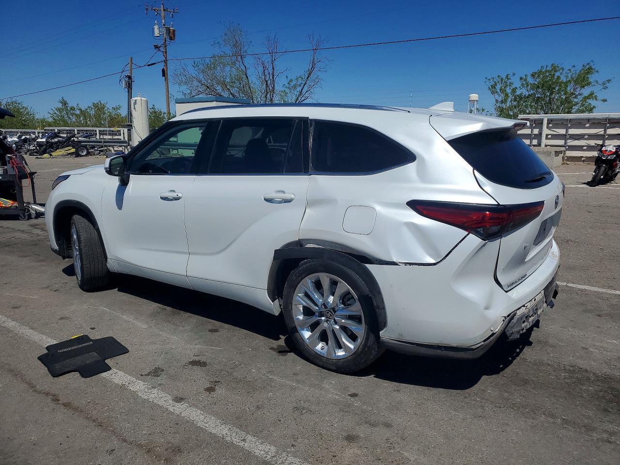2022 Toyota Highlander - Image 2