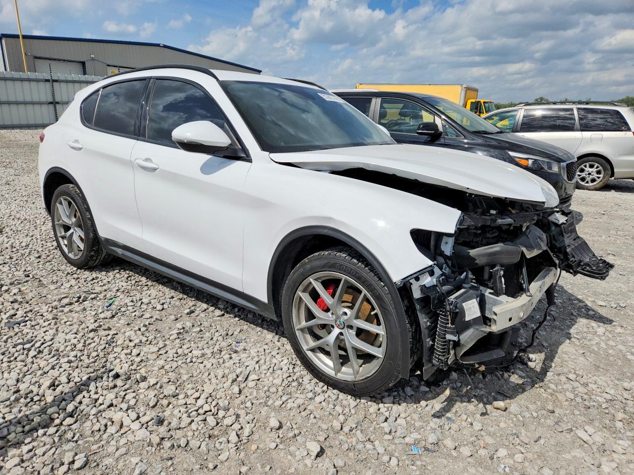 2018 Alfa Romeo Stelvio Ti Sport - Image 4