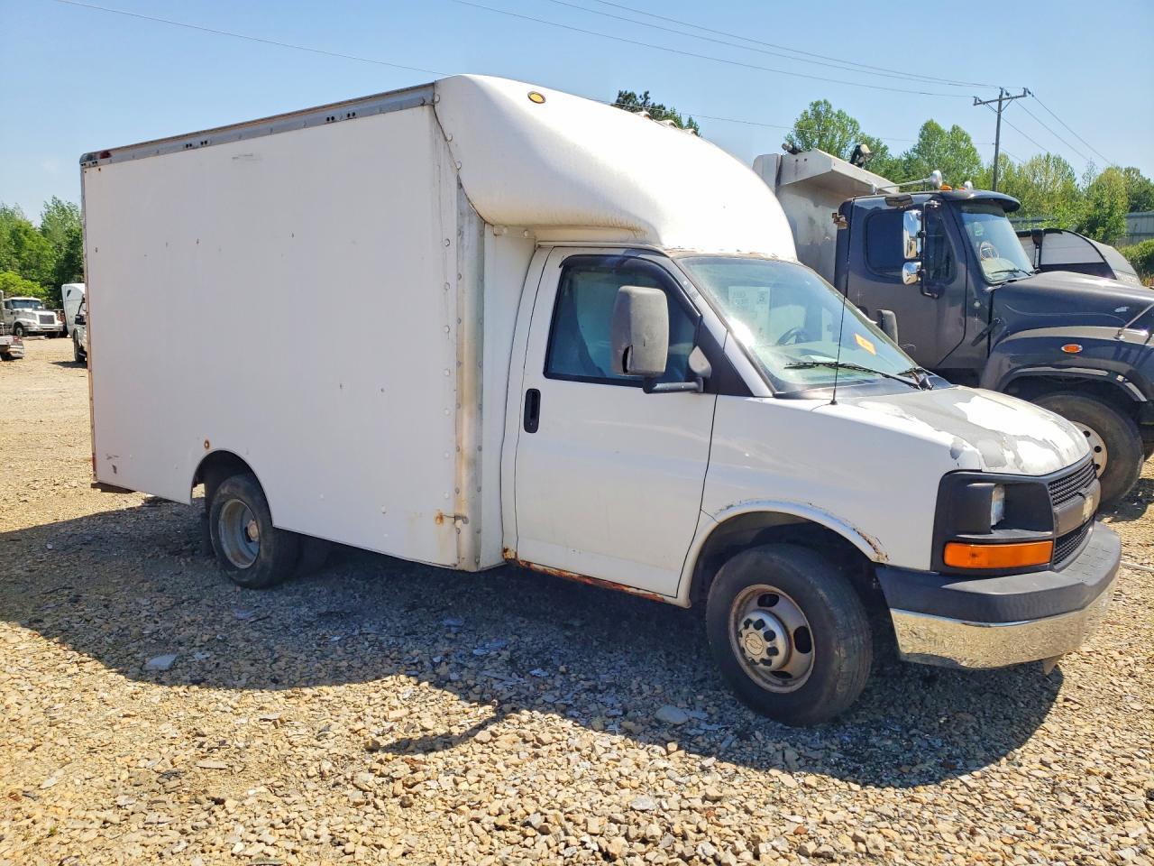 2005 Chevrolet Express G3500 Delivery Truck - Image 4