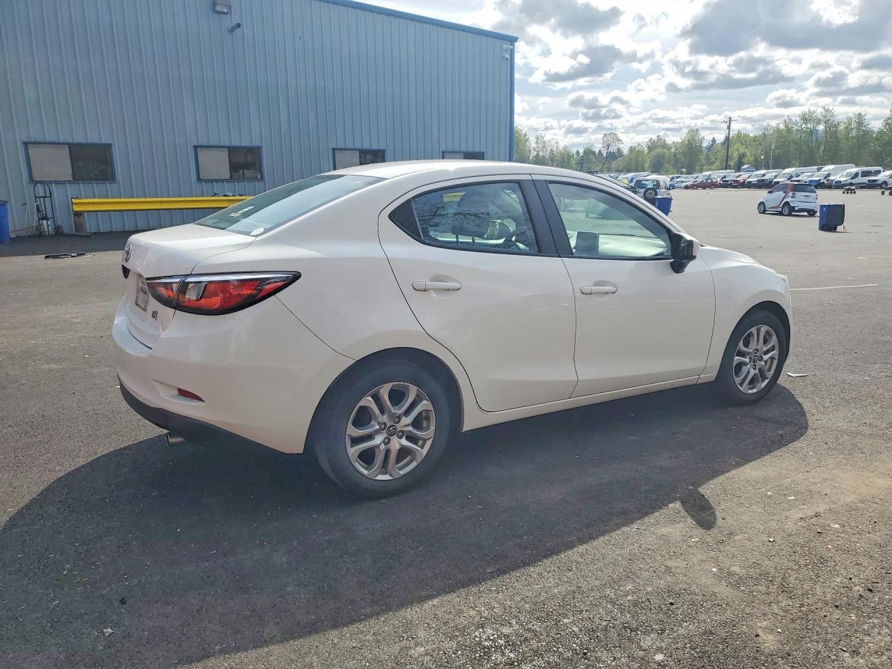 2017 Toyota Yaris Ia Base - Image 3