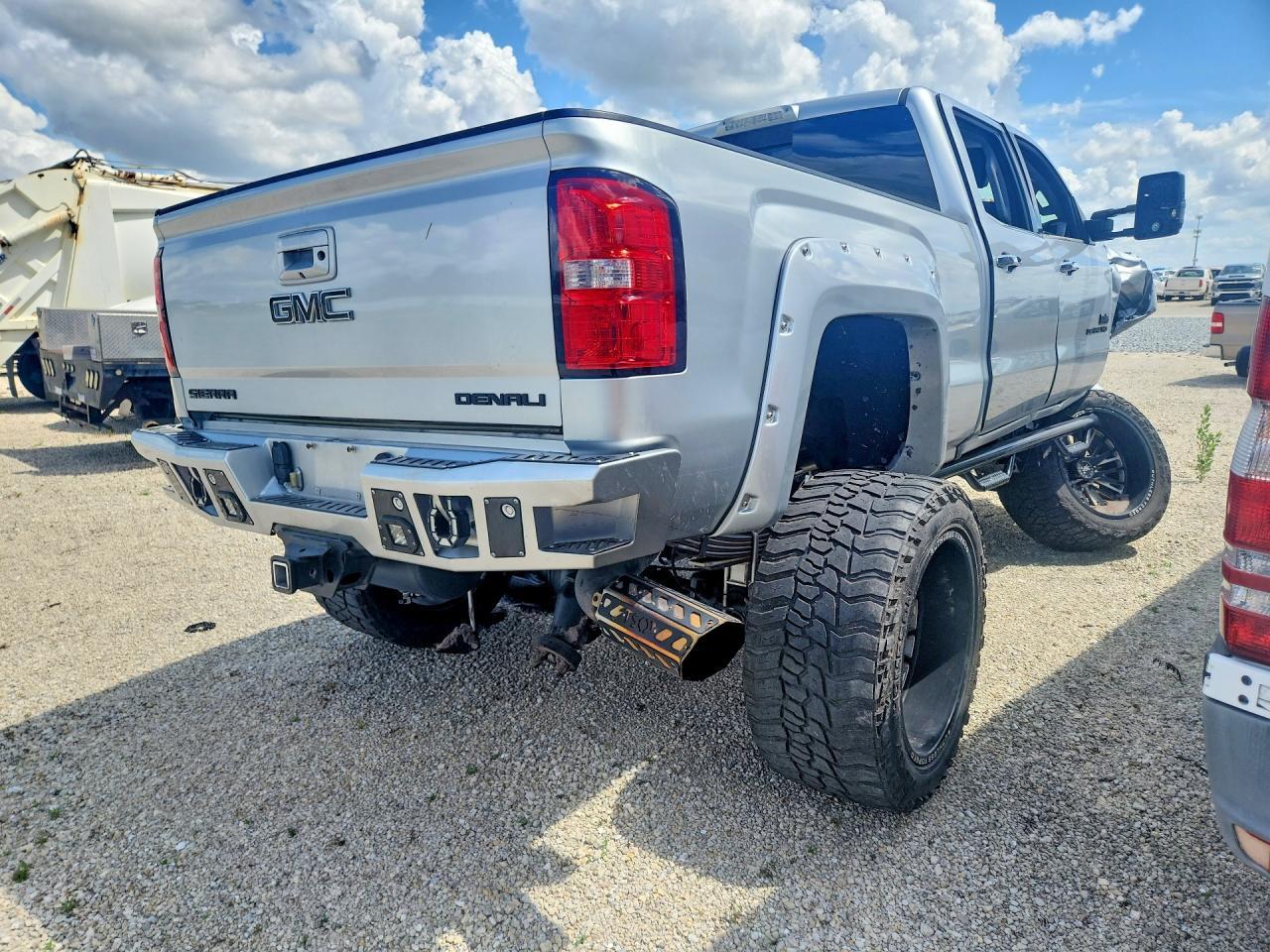 2018 GMC Sierra K2500 Denali - Image 3