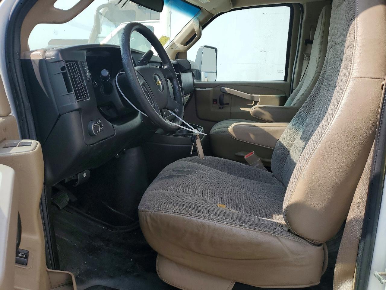 2018 Chevrolet Express Refrigerated Box Truck - Фото 7