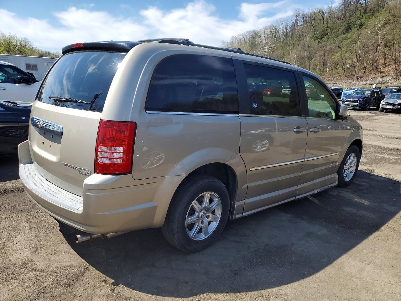 2009 Chrysler Town & Country Touring Handicap - Фото 3