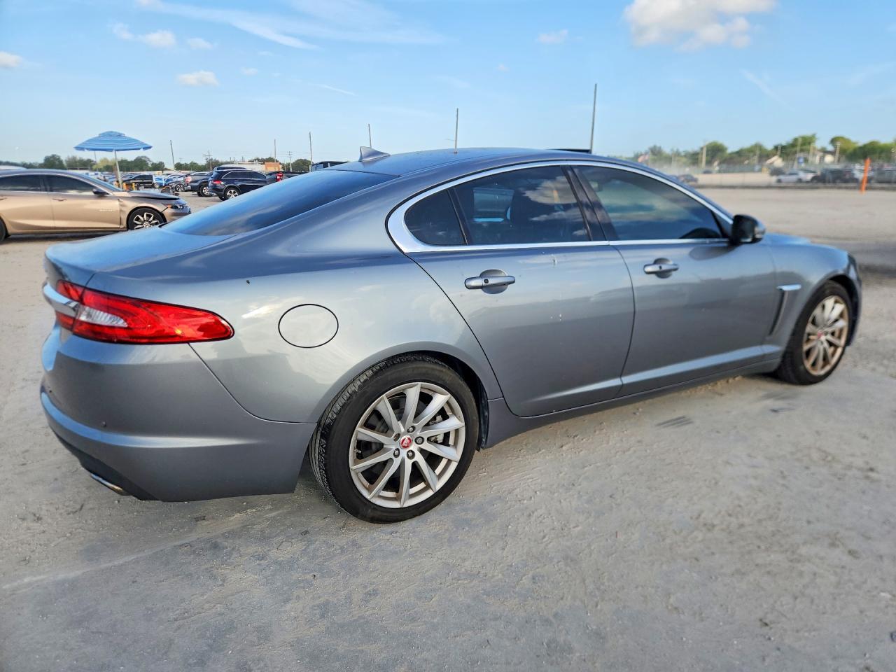 2015 Jaguar Xf 2.0T Premium - Image 3