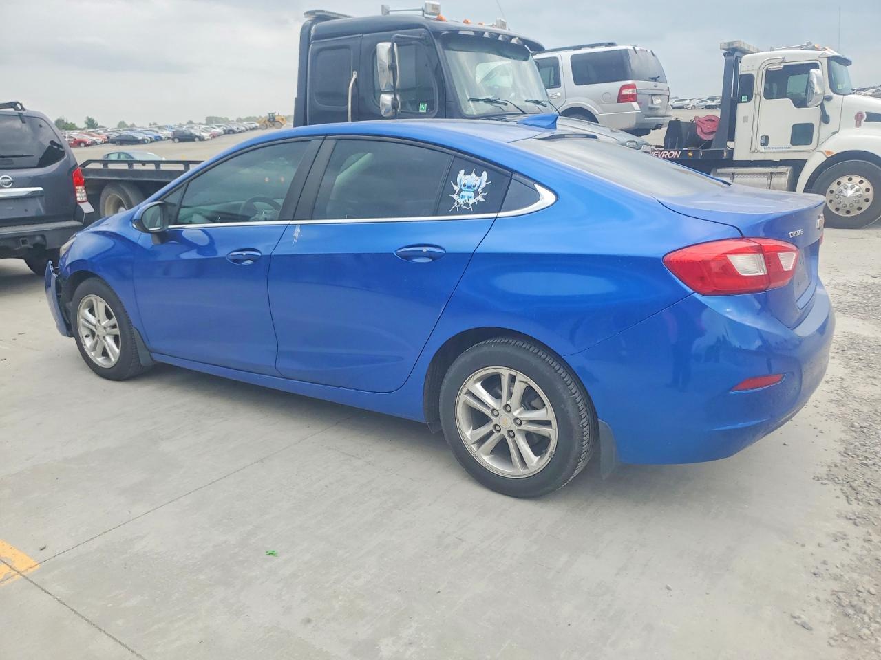 2017 Chevrolet Cruze Lt - Image 2