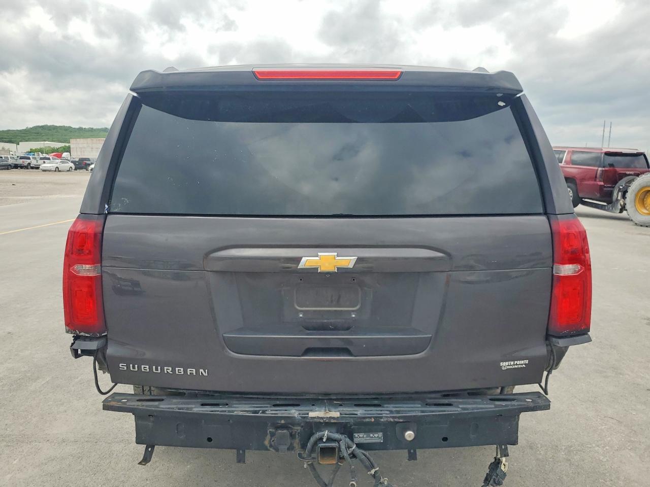 2017 Chevrolet Suburban C1500 Ls - Фото 6