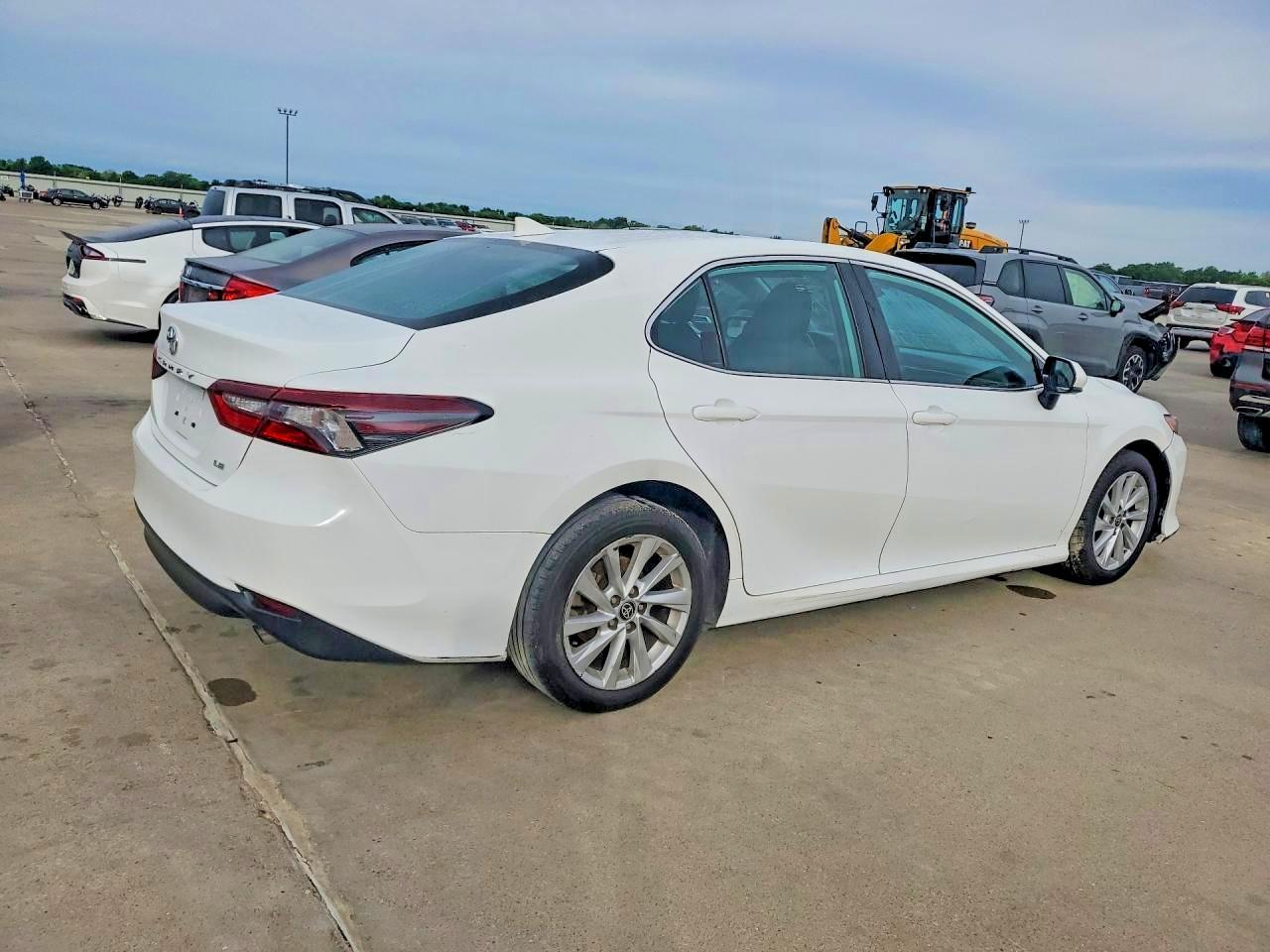 2022 Toyota Camry Le - Фото 3
