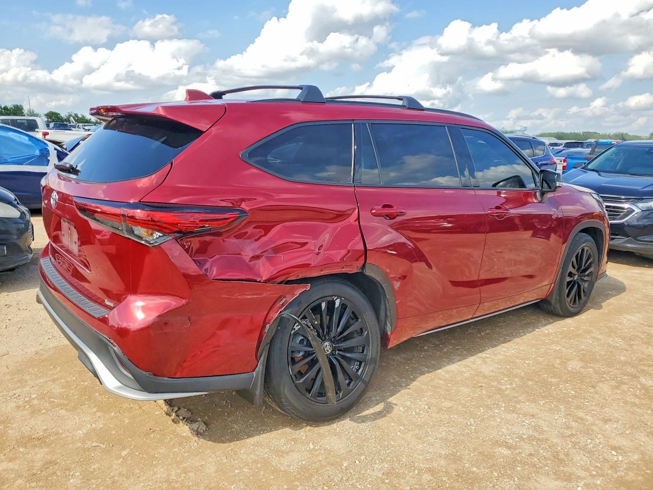 2023 Toyota Highlander - Image 3