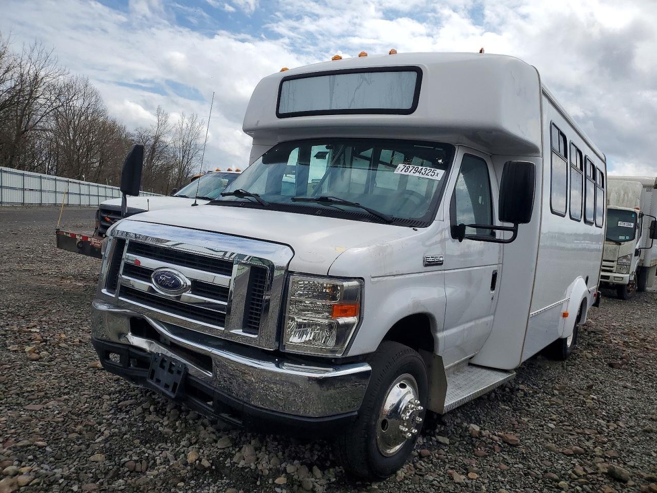 2017 Ford Econoline E350 Super Duty Cutaway Van - Фото 2