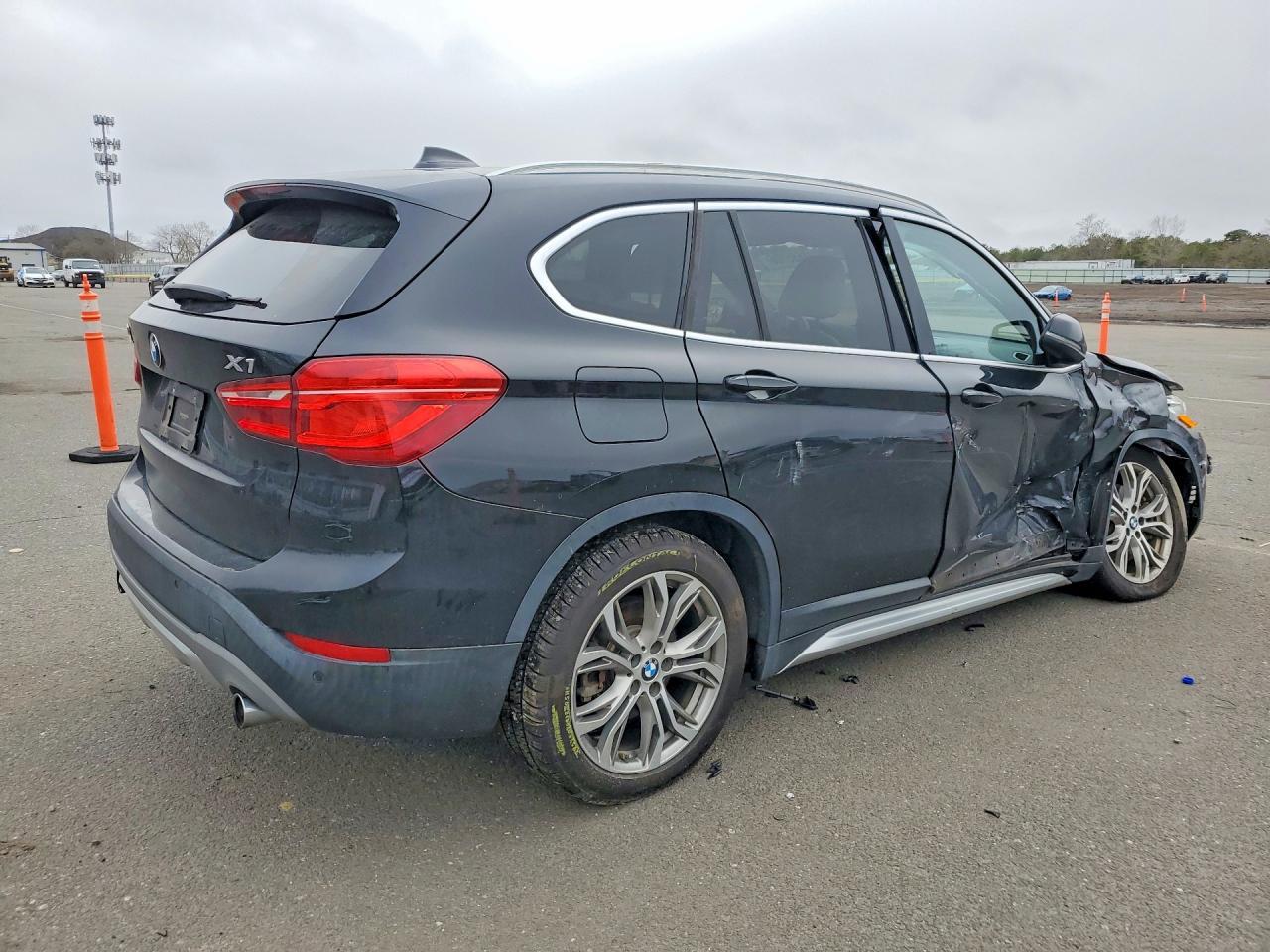 2017 BMW X1 xDrive28I - Фото 3